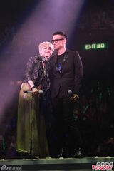 组图：陈慧娴张学友亲吻无顾忌 演唱会变老友会