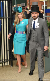 组图：凯瑟琳-詹金斯牵手未婚夫优雅亮相