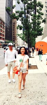 组图：李咏全家游纽约 12岁女儿身高赶父亲