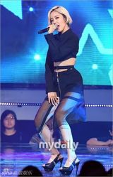 组图：f(x)首秀新歌 海盗造型冷艳性感