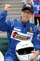 组图：刘在石率《无限挑战》参加赛车比赛