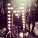 组图：麦当娜曝56岁生日私照 风骚红唇挑逗男伴