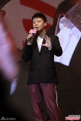 组图：许志安狂做运动引胃痛 笑言郑秀文不知情