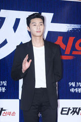 独家：崔丹尼尔宣传新片戴眼镜似哈利波特