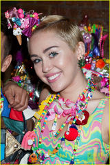 组图：麦莉-赛勒斯戴可爱头饰穿花衣 似潮流村姑