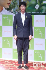 组图：《庆州》申敏儿朴海日低调亮相发布会