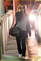 组图：艾玛-沃特森机场手机聊不停 返校庆毕业