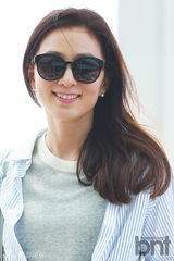 组图：金喜爱便衣亮相机场 散发熟女知性美