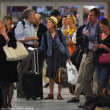 罗宾-怀特波点裙与未婚夫赶火车 口叼车票(图)