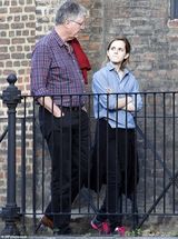 组图：艾玛素颜简装悠然自得 抿嘴卖萌俏皮可爱