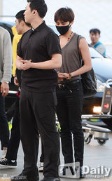 组图：BIGBANG口罩装扮 机场便装霸气难挡