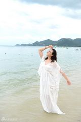 组图：隋兰海滩休闲大片 演绎夏日柔情