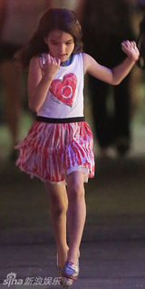 组图：凯蒂-赫尔姆斯热裤秀美腿 小苏瑞淑女装可爱