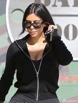 组图：卡戴珊素颜出街秀爆乳 心情抑郁肤色暗黄