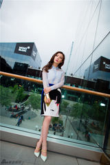 组图：鲍天琦最新写真曝光 明媚气质展现淑女范