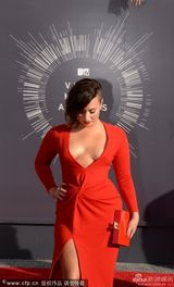 组图：黛米-拉瓦托火热亮相 红裙露奶抢镜