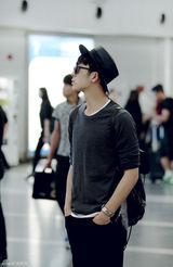 组图：井柏然着黑色得心应手 时尚感十足