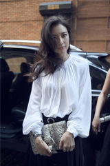 组图：高圆圆白衣黑裤清爽 演绎简约之美