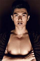 组图：暖男沈泰半裸写真展别样诱惑