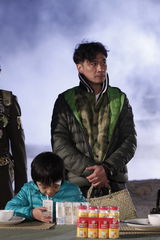 组图：《爸爸》系安全带吃火锅 吃货姐姐萌萌哒