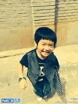 组图：曹格晒儿子萌照赞有爱心 小帅哥活泼可爱