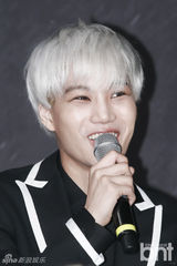 组图：EXO带妆出席专场巡演记者会 帅气逼人