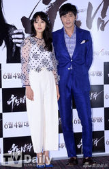 组图：《哭泣的男人》张东健蓝色西服儒雅亮相