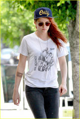 组图：克里斯汀-斯图尔特休闲装扮 纹身吸睛