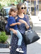 组图：米兰达-可儿抱儿出街萌娃留长发 小精灵初长成