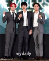 组图：JYJ全员现身 金俊秀红发吸睛搞笑不断