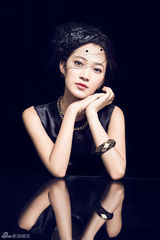 组图：秦子越曝最新写真 黑纱遮面透显高贵气质