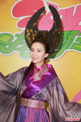 组图：TVB《扮嘢王》录影 王祖蓝薛家燕玩亲亲