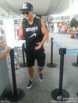 组图：金钟国杭州助阵中国版《跑男》 笑容亲和