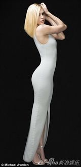 组图：布鲁斯-威利斯长女性感出位 大尺度露髋骨