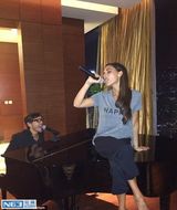 组图：贝嫂黑装现身新加坡 戴土豪金表眼神犀利