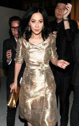 组图：刘嘉玲离酒店神色恍惚 惨遭猥琐男跟踪