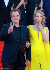 组图：李宇春黑袍霸气现身 暮光女裤装帅气十足