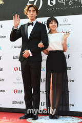 组图：郑恩地纱裙美腿隐现 携手“二哥”申成禄