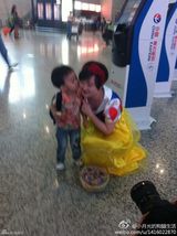 组图：儿童节机场工作人员穿卡通服装 创意足