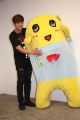 组图：罗志祥与吉祥物玩high 坦言情人节太多