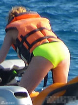 组图：林赛-罗韩保守泳装遮肉 胸与屁股下垂明显