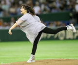 组图：石原里美棒球发球式 左手发球英姿飒爽