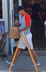 组图：贝克汉姆买饮料外卖当奶爸 纹身手臂夺目