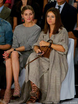 纽约名媛奥利维亚-帕勒莫灰裙踩细跟 流苏手包时尚(图)