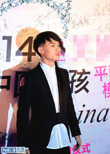 组图：张玮助阵模特大赛 个性长发遮面