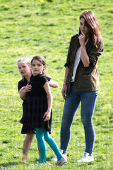 组图：苏瑞公园开心玩耍 发现偷拍大哭辣妈安慰