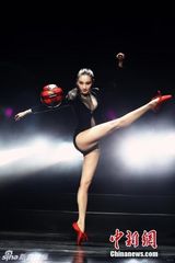 组图：足尖上的世界杯 东方芭蕾美女性感演绎