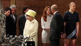 组图：英女王参观《权力游戏》片场 拒坐铁王座