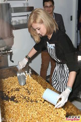 组图：安心亚化身俏丽女服务生上演喂食秀