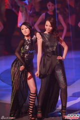 组图：港姐佳丽变身黑裙女战士 秀修长美腿